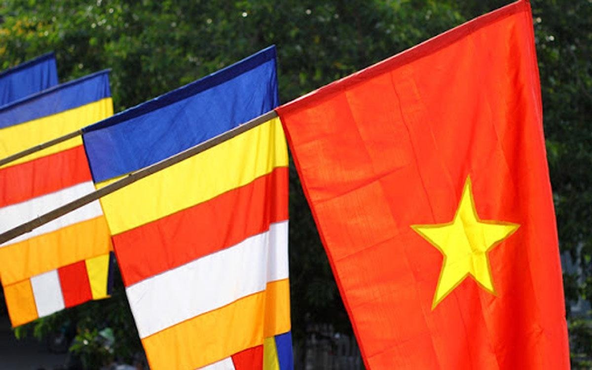 Ý nghĩa lá cờ ngũ sắc Phật giáo: Lá cờ ngũ sắc Phật giáo tượng trưng cho sự đoàn kết, tình yêu và lòng nhân ái. Nó đã trở thành một biểu tượng văn hóa quan trọng của đất nước và chiếm một vị trí đặc biệt trong tâm trí của người dân Việt Nam. Năm 2024, hãy cùng nhìn vào hình ảnh đầy màu sắc của lá cờ này và để ý đến ý nghĩa thiêng liêng của nó, đưa vào tâm hồn và hoà mình cùng với lòng nhân ái và tình yêu của người Việt.